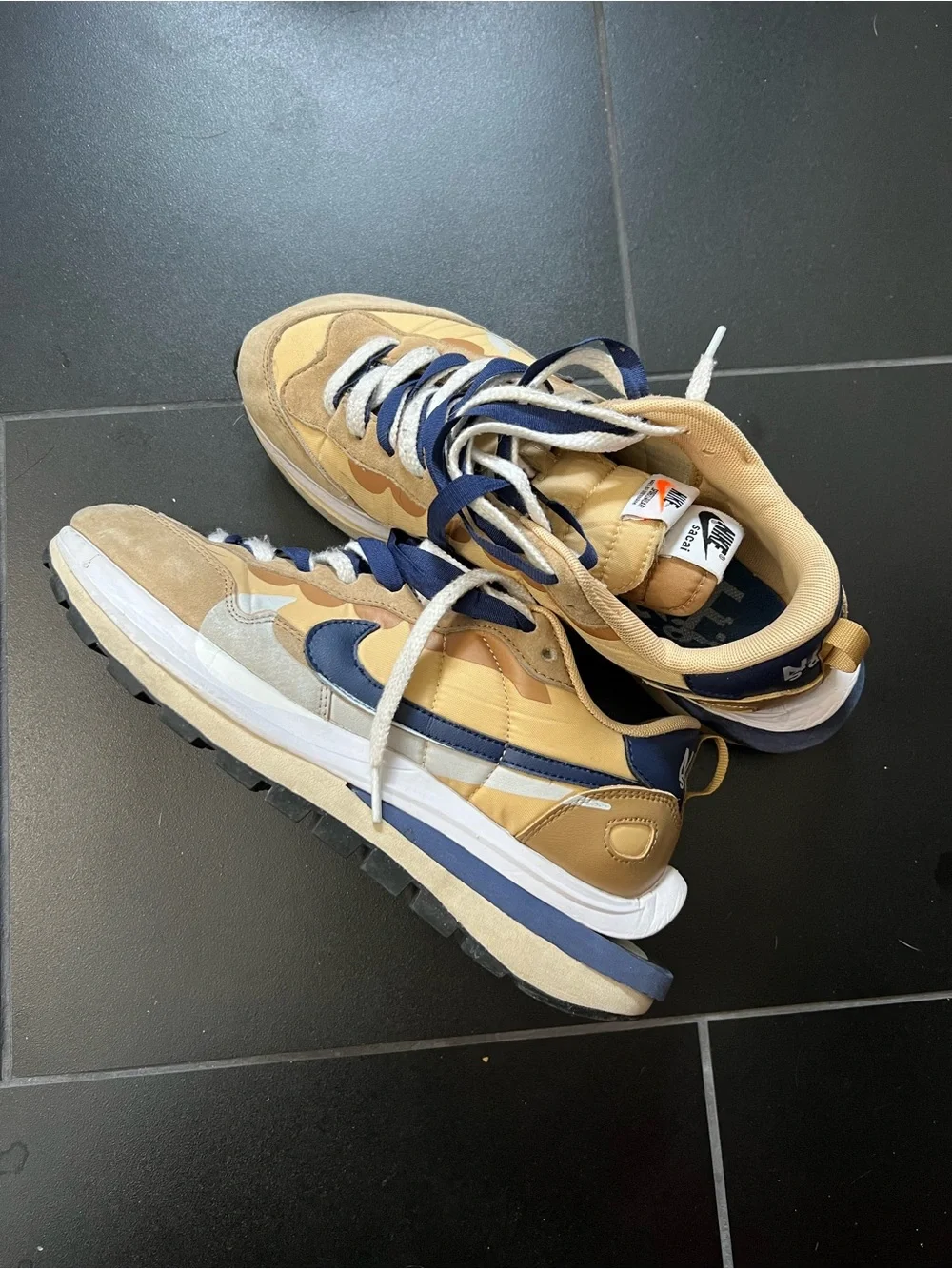 Nike Men's sacai navy & tan shoes